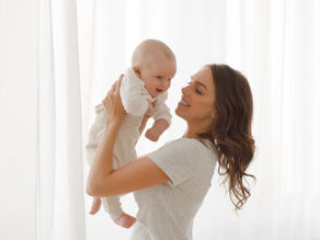 Jak probíhá focení novorozeňátka v ateliéru – vše, co potřebujete vědět