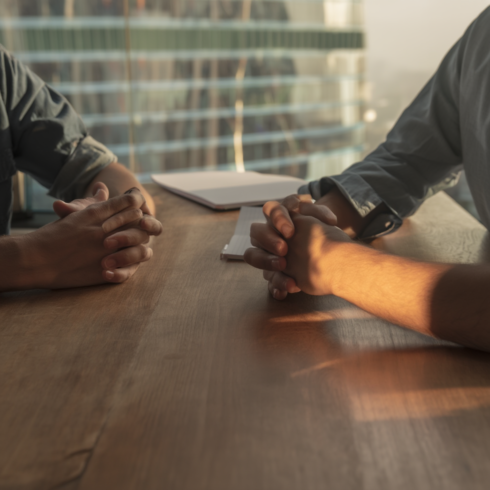 להפוך לאדם הנדיר בחדר: למה רובנו כל כך גרועים בהקשבה אמפתית?