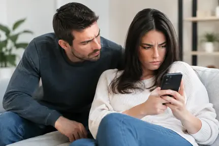 Quando il partner controlla il telefono: non è amore