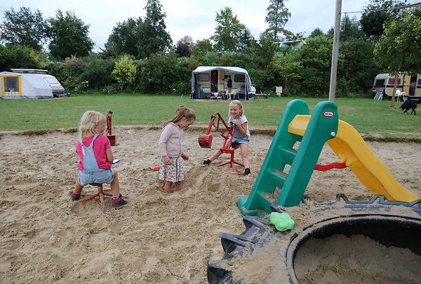 Zuid-Limburg, camping, speeltuin, graafmachine, glijbaan