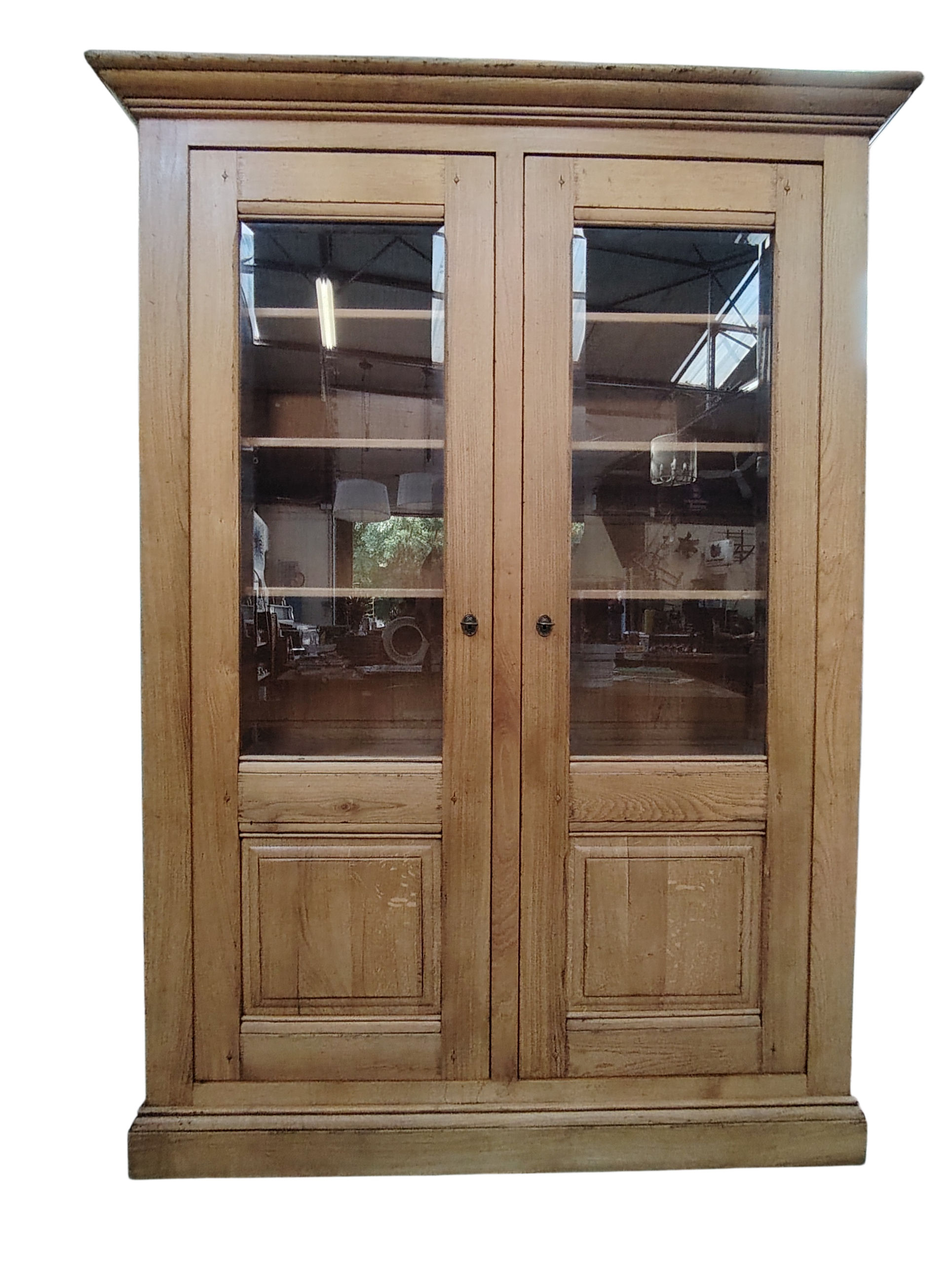 Grande armoire vitrée ancienne en bois massif à étagères réglables L132 P42 H197