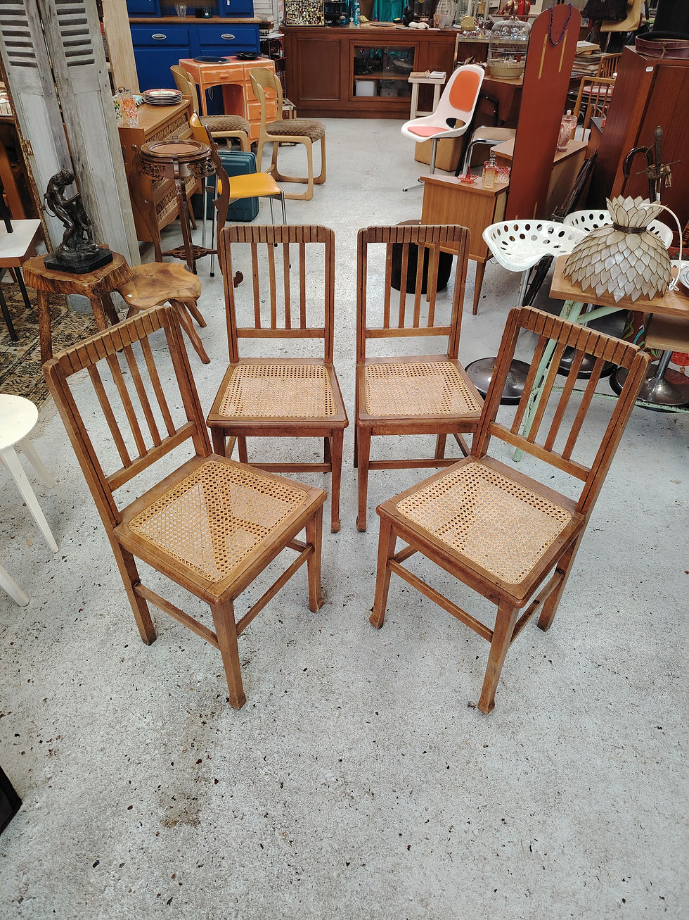 Miniature : Série de 4 Chaises Anciennes en Bois Massif & Cannage – Style Bistrot