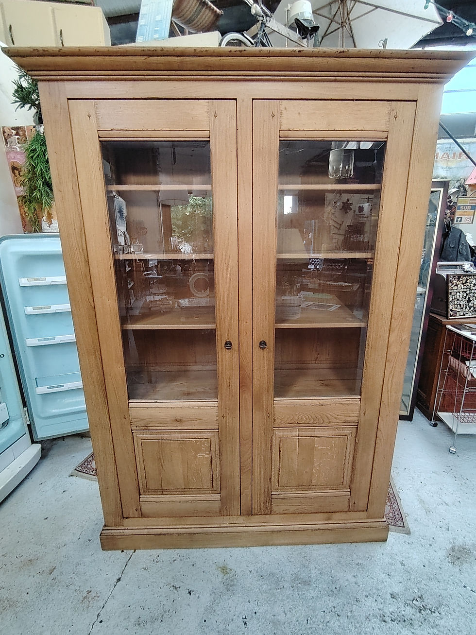 Miniature : Grande armoire vitrée ancienne en bois massif à étagères réglables L132 P42 H197