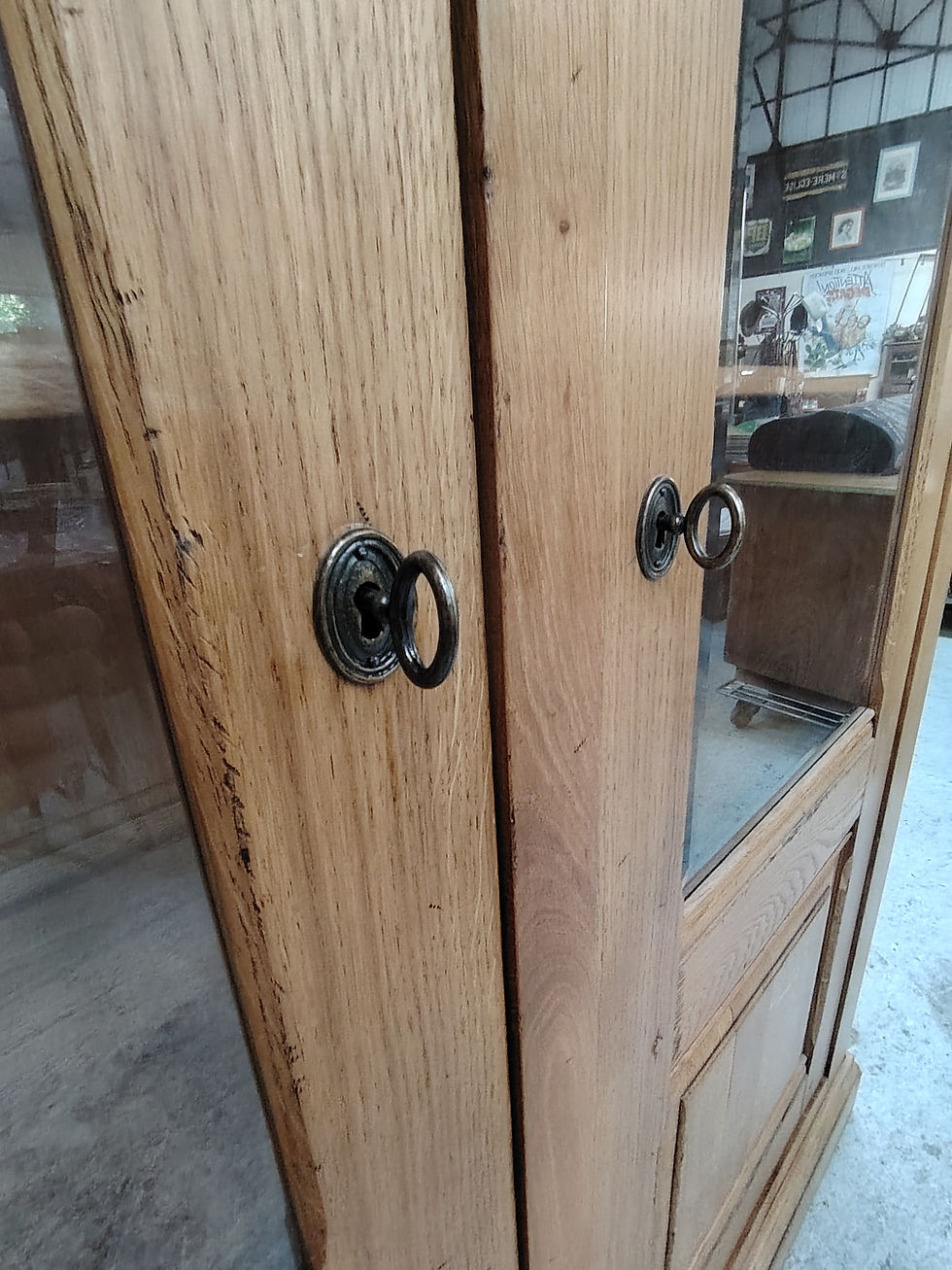 Miniature : Grande armoire vitrée ancienne en bois massif à étagères réglables L132 P42 H197