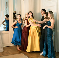 Freundinnen der Braut feiern gemeinsam, festlich gekleidet, und genießen den besonderen Tag.