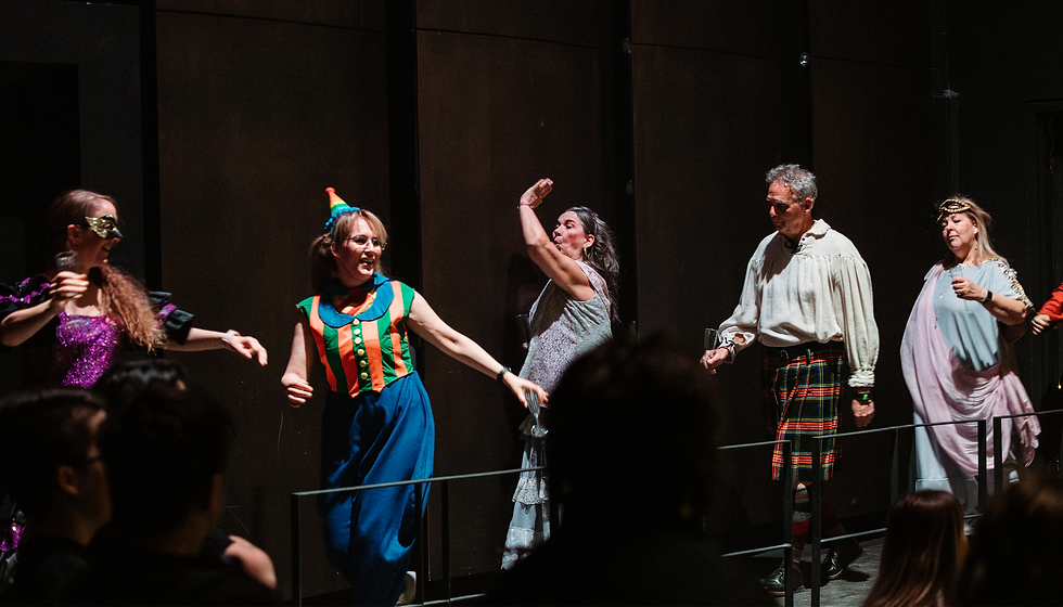 Guylaine Guillemette danse avec d'autres membres du Chœur de l'Opéra du Royaume dans Don Giovanni