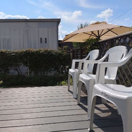 おかどうぶつ病院　デッキの白い椅子