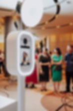 Photobooth chụp ảnh lấy liền để lại ấn tượng tốt và thích hợp với mọi lứa tuổi.