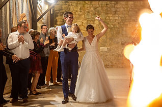 Les mariés sous l'auvent.