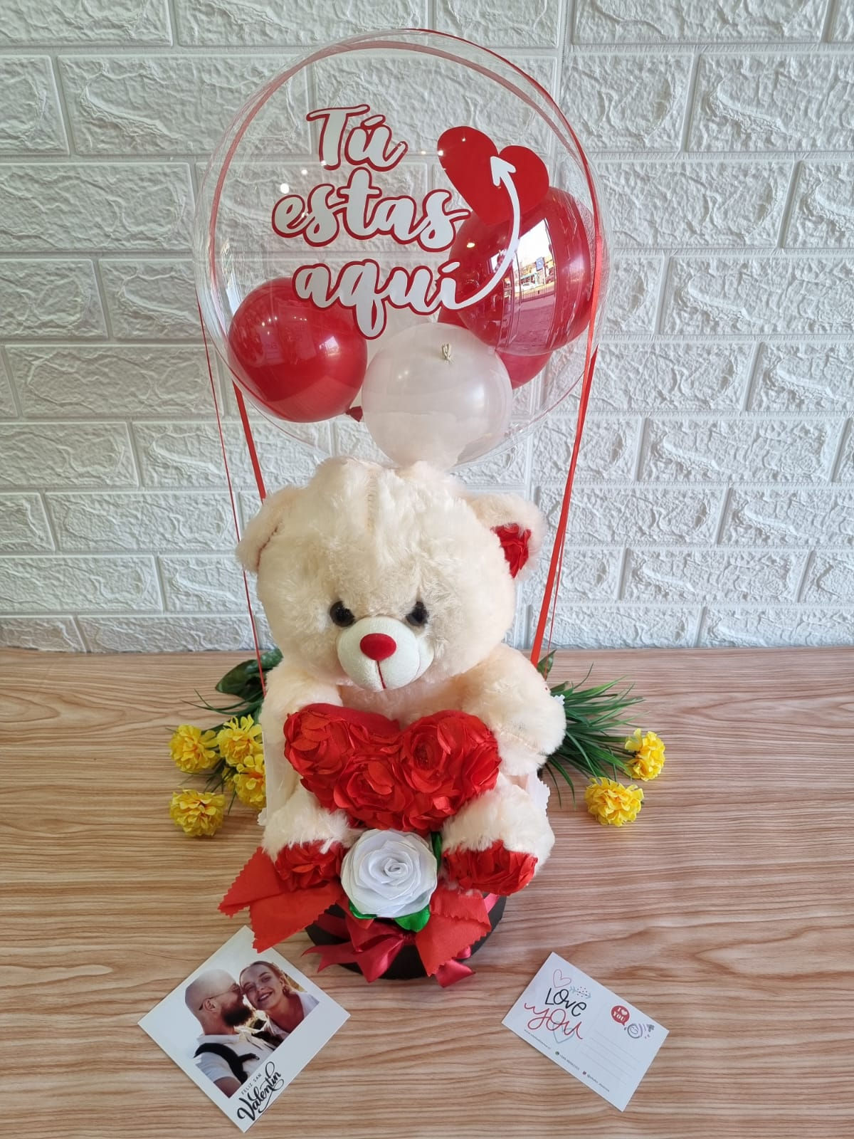 Arreglo de Osito de peluche con corazón, globo y flor eterna San Valentín