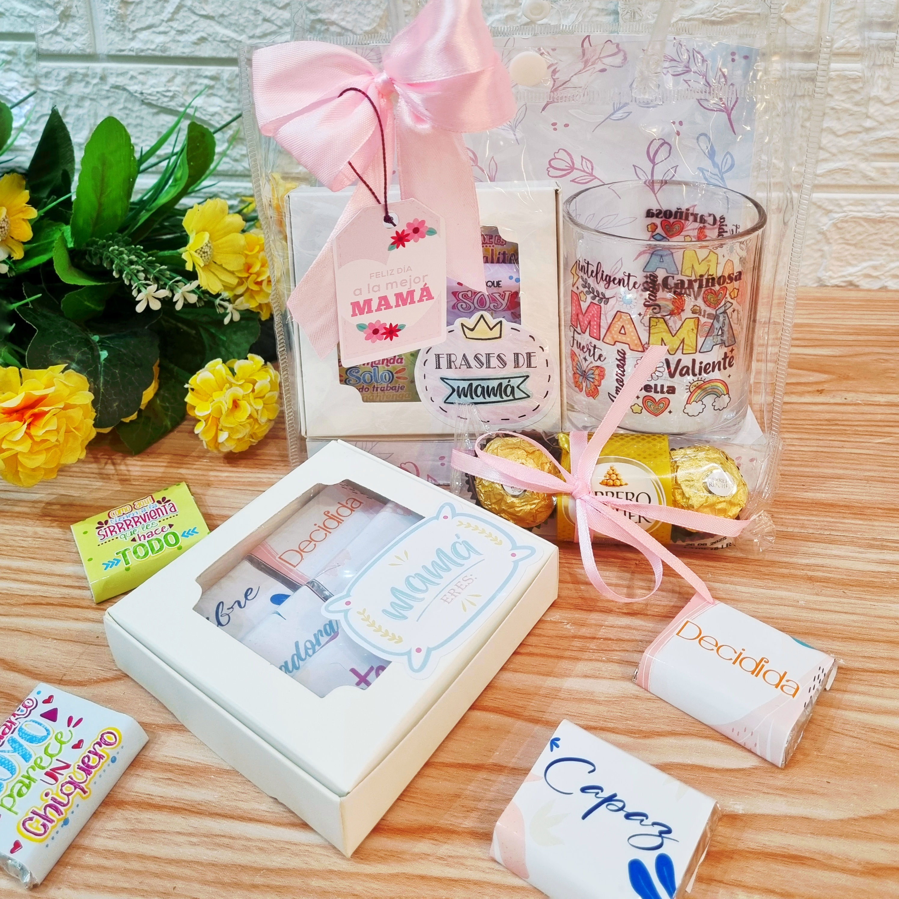 Cartera con taza de vidrio y chocolates para mamá Día de la Madre