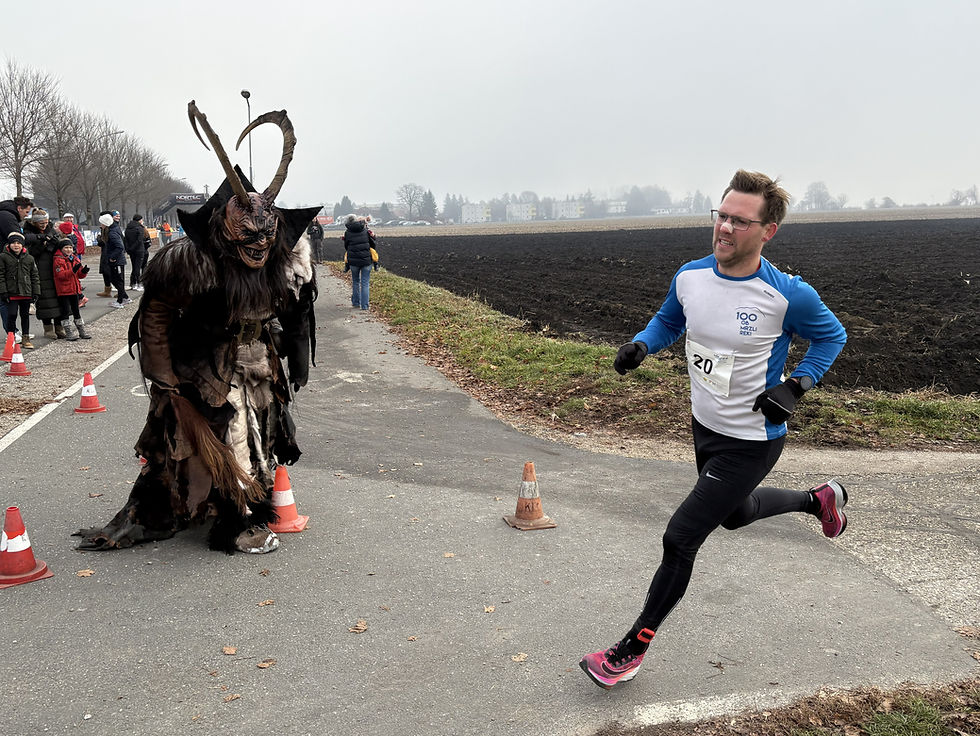 Tagessieger über 10 Km Marko Tomazin (SLO) wird vom Krampus angefeuert!