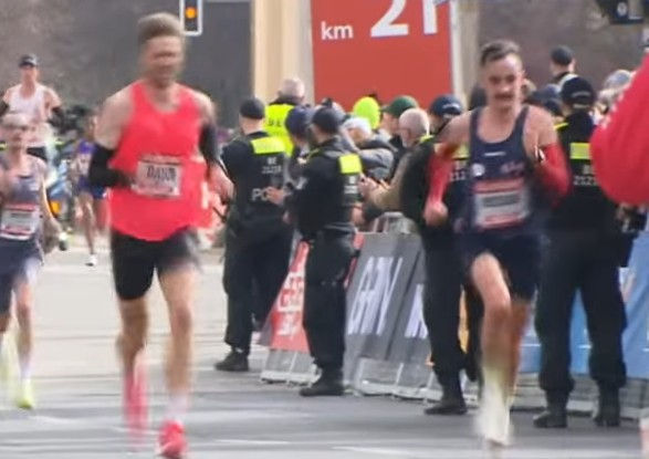 Thomas Messner (rechts im Bild) kurz vor dem Zieleinlauf bei Km 21