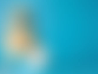 Pintinho amarelo com óculos escuros encostado em um ovo, em pose confiante, sobre fundo azul. Imagem usada com humor para ilustrar que o pênis circuncidado é confiante, tem boa higiene e impacto direto na saúde íntima e emocional..
