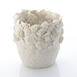A LARGE KODEMARI AND LEAVES BOWL, 2025
H.35.5 Dia.42 cm、 磁器
© Photography by Sylvain Deleu for Adrian Sassoon, London