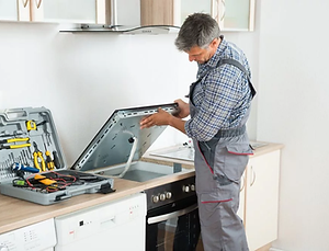 Técnico consertando fogão