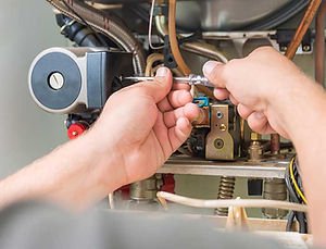 Técnico mexendo em aquecedor Digital