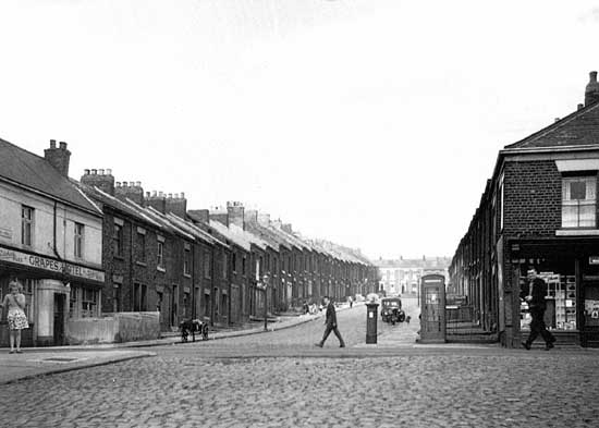 Hawes Street at its junction with Scotswood Road.©1963 Jimmy Forsyth/West Newcastle Local Studies Group