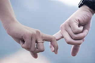 Coppia tenendosi per mano