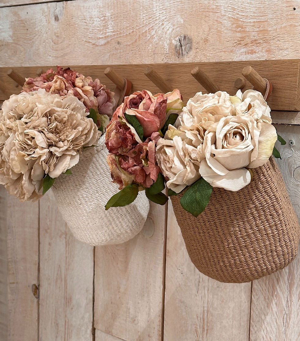 Panière à suspendre avec bouquets de fleurs.