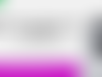 Mujer latina meditando al aire libre durante el equinoccio de otoño, rodeada de hojas secas y luz natural cálida