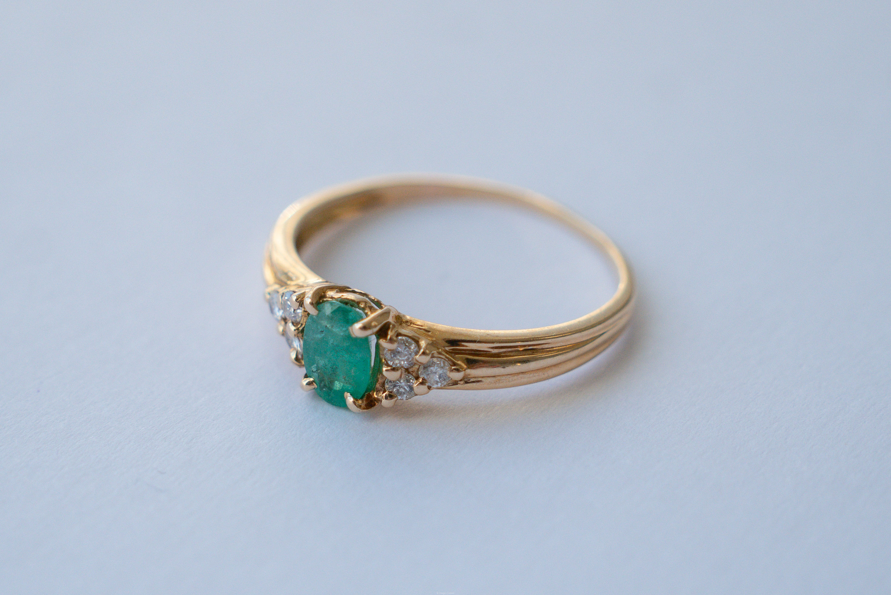 Bague à Émeraude et Diamants latéraux