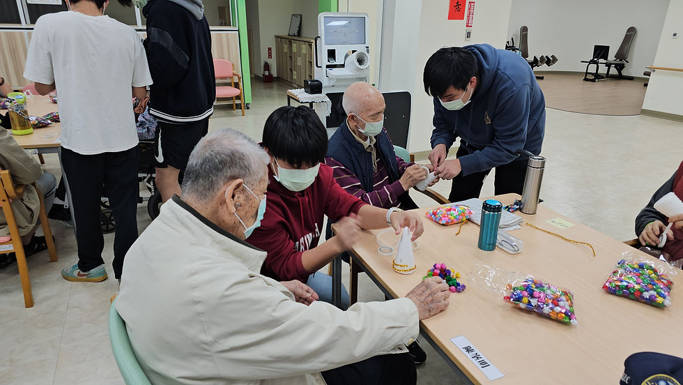 萬芳高中學生與興岩日照中心長輩一起製作聖誕樹