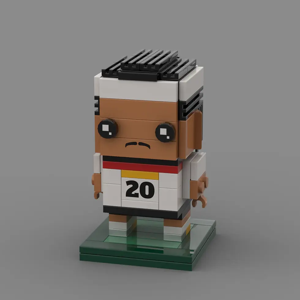 Auf dem Foto sieht man eine Aufnahme eines detailgetreuen Klemmbaustein Sets eines deutschen Fußballspielers Serge Gnabry