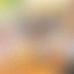 Dvě děti sedí u dřevěného stolu a jedí bramboráky a vývar v zahrádce Koliby Diery v Terchové.