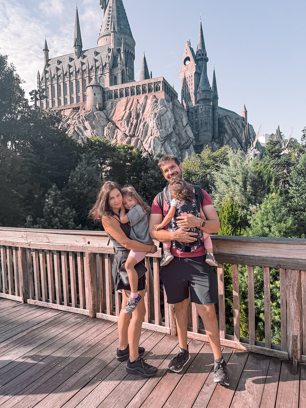 Bradavický hrad a v popředí rodina s dvěma dětmi