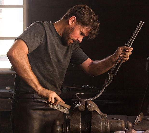 Simon Thillou ; artisan ; métallier ; ferronnier d'art ; forge traditionnelle ; métiers d'art ; patrimoine ; formation ; compagnon du devoir ; conseil des métiers d'art ; savoir-faire