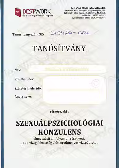 Szexuálpszichológiai konzulens oklevél másolata keménytáblás kivitelben, személyes adatok kitakarva, vízjellel ellátva.