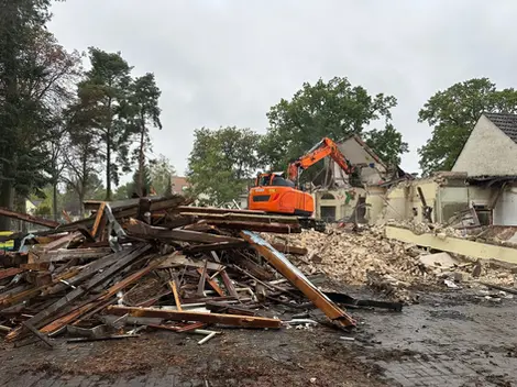 APS-Group: Abriss eines Restaurants in Schöneiche