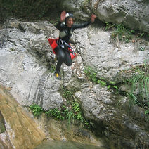 saut dans le canyon de montmin ,sur la route du col de la forclaz, prés du lac d'Annecy