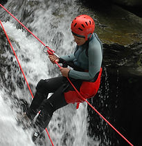 Rappel dans les casecades d'Angon , sur la route du col de la Forclaz proche du lac d'annecy en canyon