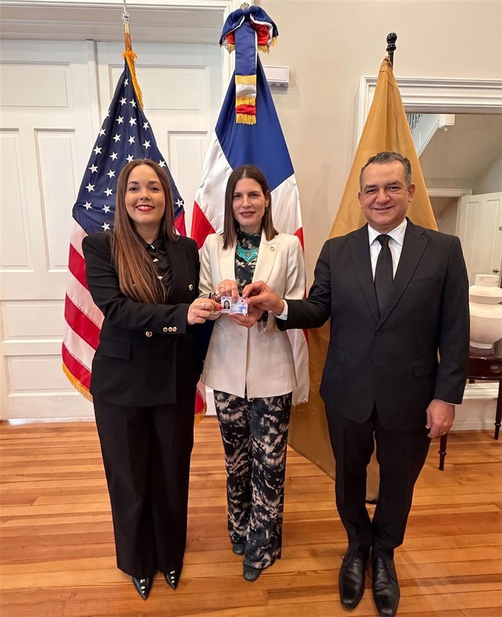 JCE entrega primera nueva cédula en el exterior a embajadora de RD ante EE. UU.Jáquez Liranzo recuerda a comunidad dominicana que reside fuera de su país que renovación del documento de identidad.