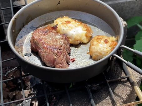 お庭で焚き火でお肉焼く