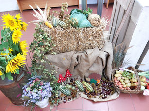 Viele fleißige Hände für den Erntedankschmuck