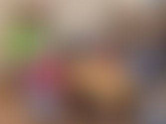 Menschen sitzen am Aktivtisch, andere schauen zu