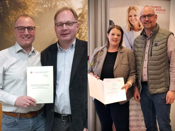 Vier Personen. Zwei davon halten ein Zertifikat in der Hand.