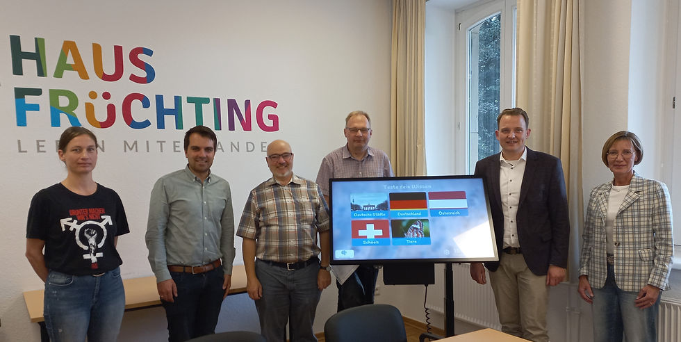 Mit dabei waren (v. l.): Julia Lösing (Vorsitzende der Aktion Lebenshilfe e.V.), Fadi Rajab (Erster Beigeordneter der Stadt Vreden) Pastor Klaus Noack (evangelische Kirchengemeinde), Bruder Karsten-Johannes Kruse (Geschäftsführer Haus Früchting), Bürgermeister Dr. Tom Tenostendarp sowie Kämmerin Gabriele Terhalle (Stadt Vreden)