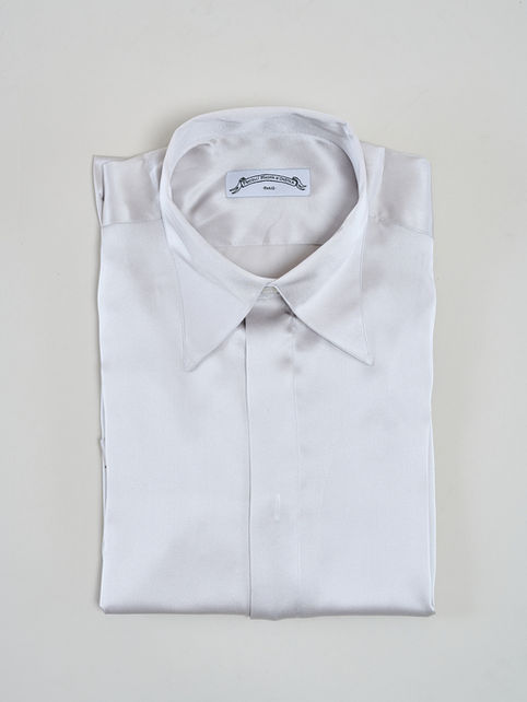 chemise en satin de soie gris argent sur mesure vue pliée