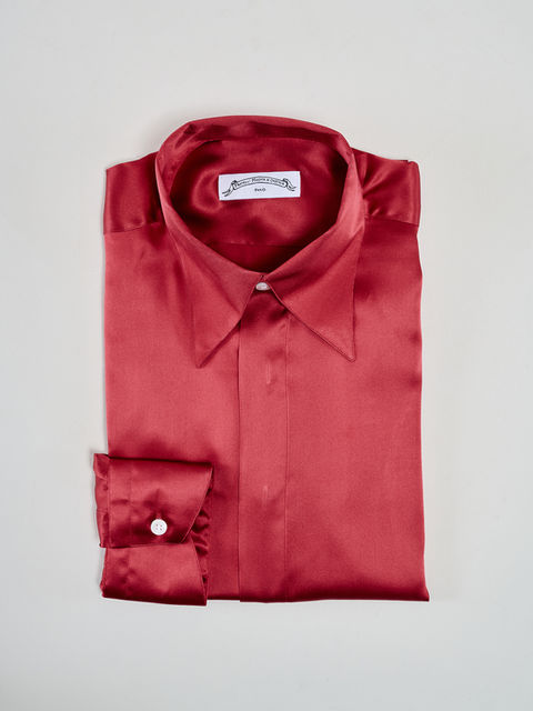 Chemise en satin de soie rouge vibrante col pointes longues fabriqué en italie vue plié de face