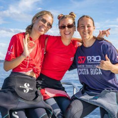Divemaster scuba girls in Costa Rica