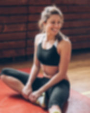 Althetic Femme étirement sur un tapis de