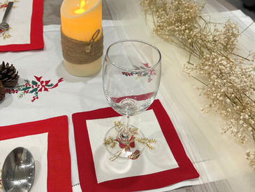 Chất liệu vải nào phù hợp cho khăn trải bàn thủ công?