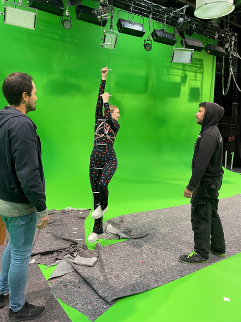 Bild TV Screenforce Imagefilm, Bild TV Imagefilm, Bild TV, Drei Menschen arbeiten in eine, Greenscreen Studio, Greenscreen Studio, Frau klettert vor einem Greenscreen