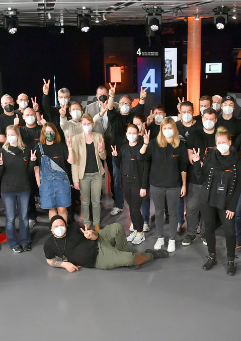 Live Event, Live Veranstaltung, Live, Event Planning, Live Event, Viessmann Live Event, Viesssmann Live Veranstaltung, live show, live Sendung, Team, Mitarbeiter, Gruppe, Menschengruppe im Studio, Studio, Live Studio