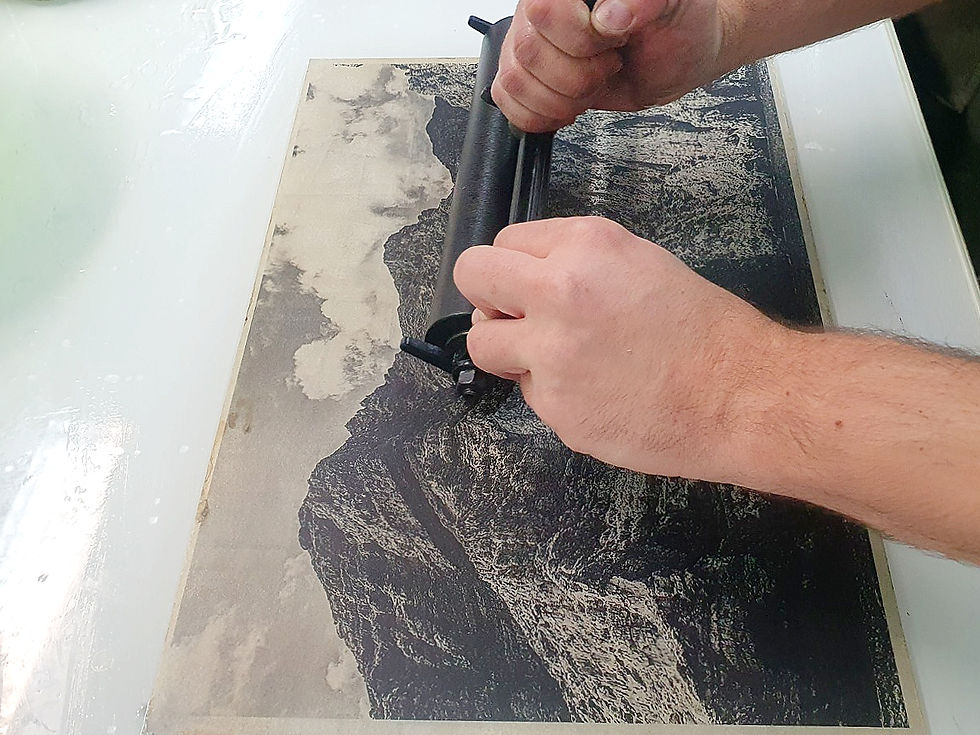 <img src="nero calcografico.jpg" alt="stampa gum print" alt="inchiostrazione gum print">