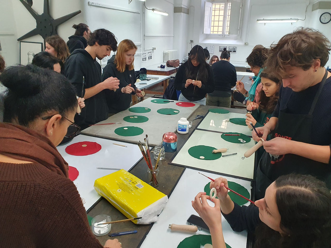 Partecipanti al laboratorio assemblano i tamponi sui banchi